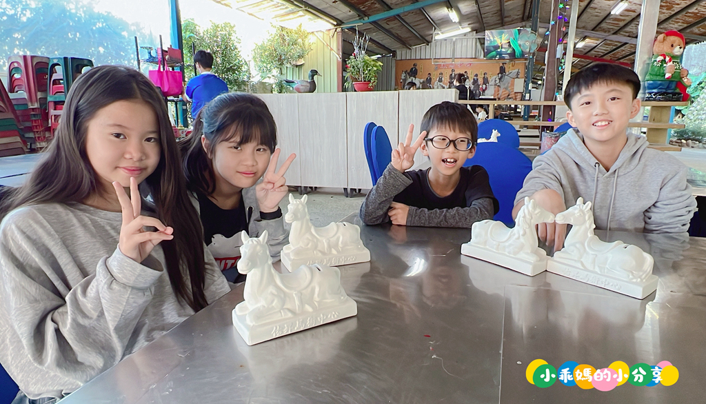 新北淡水/親子騎馬體驗【佑昇馬術中心】參加小騎士體驗營超級放電！騎馬、刷馬、餵馬互動、彩繪DIY一次完成～(預約報名享300元折價券)