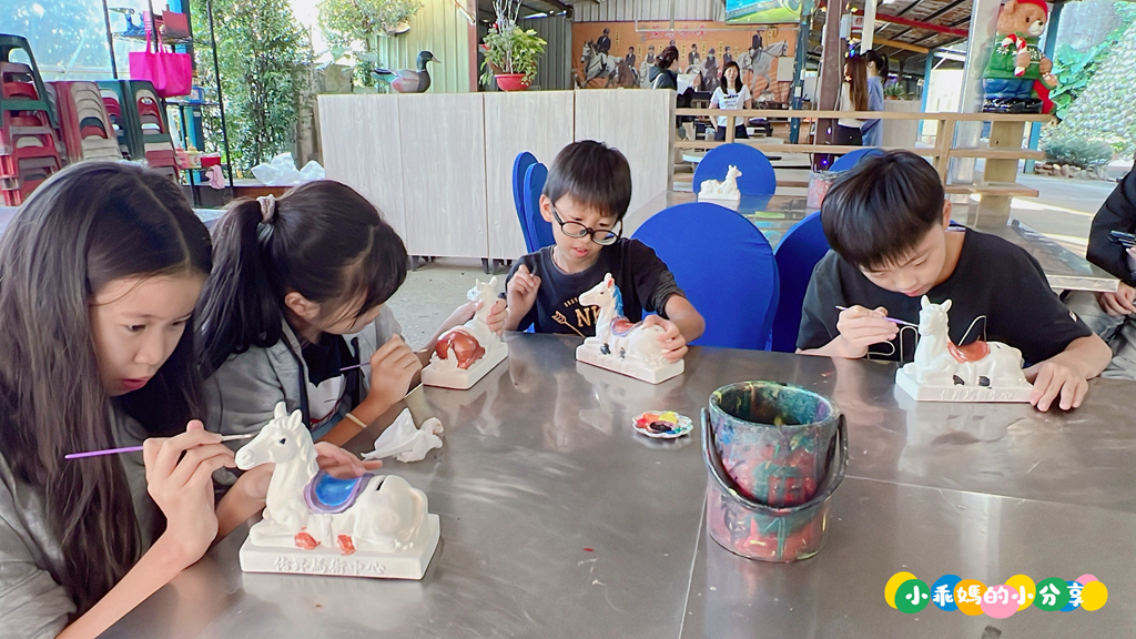 新北淡水/親子騎馬體驗【佑昇馬術中心】參加小騎士體驗營超級放電！騎馬、刷馬、餵馬互動、彩繪DIY一次完成～(預約報名享300元折價券)